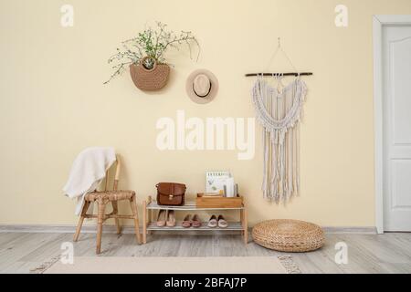 Stilvolles Interieur der modernen Halle mit Frühlingsblumen Stockfoto