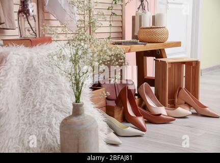 Stilvolles Interieur der modernen Halle mit Frühlingsblumen Stockfoto