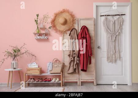 Stilvolles Interieur der modernen Halle mit Frühlingsblumen Stockfoto