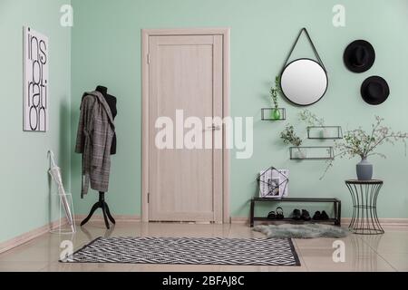 Stilvolles Interieur der modernen Halle mit Frühlingsblumen Stockfoto