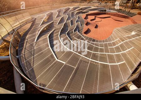 Gehweg-Architektur bei Sonnenuntergang im öffentlichen Park Anyang Art, Südkorea. Stockfoto