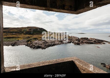 Blick von der Cove Coastal Battery bei Rubha nan Sasan, Teil der Loch Ewe Defences, Loch Ewe, Wester Ross, Highland, Schottland, Großbritannien. Stockfoto