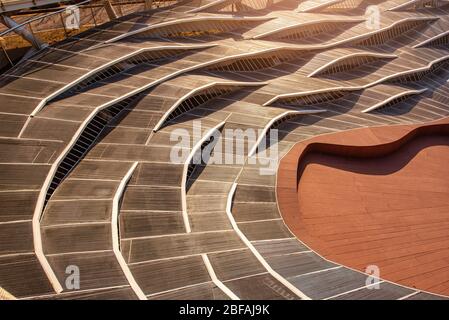 Gehweg-Architektur bei Sonnenuntergang im öffentlichen Park Anyang Art, Südkorea. Stockfoto