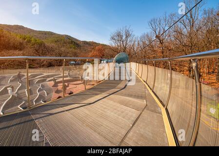 Gehweg-Architektur bei Sonnenuntergang im öffentlichen Park Anyang Art, Südkorea. Stockfoto