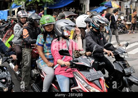 Junge Leute auf Motorroller in Yogyakarta, Java, Indonesien Stockfoto