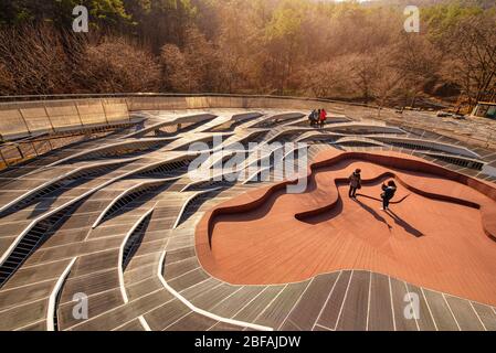 Gehweg-Architektur bei Sonnenuntergang im öffentlichen Park Anyang Art, Südkorea. Stockfoto