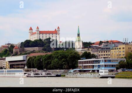 Slowakei, Bratislava - 28. Mai 2015: Schiffsterminal an der donau mit Burg und martin cgurch Stockfoto