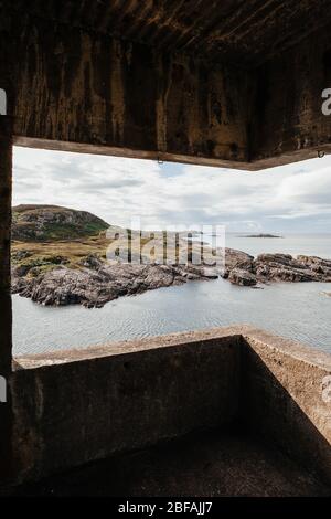 Ein Blick der Soldaten von der Cove Coastal Battery auf Rubha nan Sasan, Teil der Loch Ewe Defences, Loch Ewe, Wester Ross, Highland, Schottland, VEREINIGTES KÖNIGREICH. Stockfoto