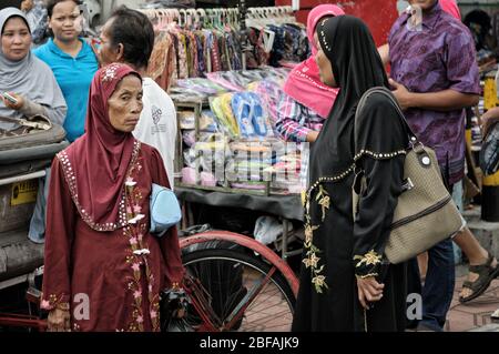 Frauen und Waren in Yogyakarta, Java, Indonesien Stockfoto