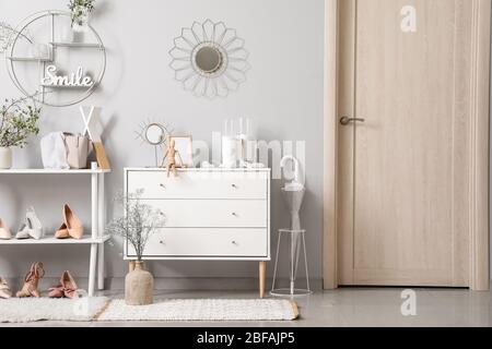 Stilvolles Interieur der modernen Halle mit Frühlingsblumen Stockfoto