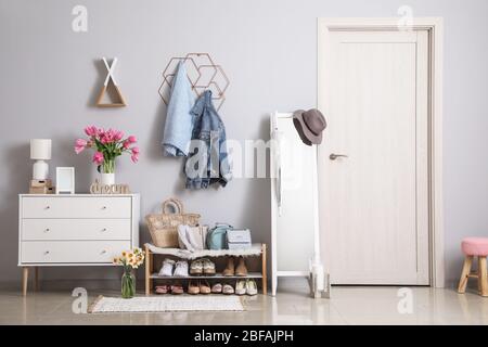 Stilvolles Interieur der modernen Halle mit Frühlingsblumen Stockfoto