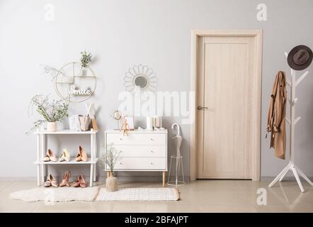 Stilvolles Interieur der modernen Halle mit Frühlingsblumen Stockfoto