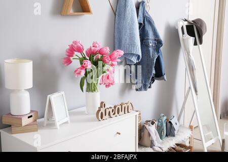 Stilvolles Interieur der modernen Halle mit Frühlingsblumen Stockfoto