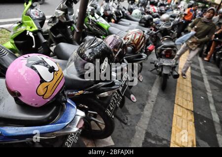 Daffy Duck Helm und Motorräder in Yogyakarta, Java, Indonesien Stockfoto