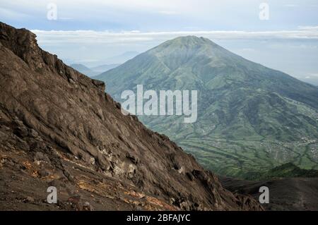 MERbabu Vulkan von den Merapi Hängen früh am Morgen, Java, Indonesien Stockfoto