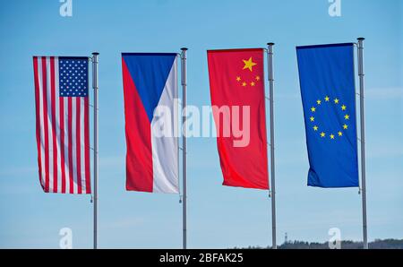 Flaggen (L-R) der Vereinigten Staaten von Amerika, der Tschechischen Republik, der Volksrepublik China, der Europäischen Union sind in Repov, Mlada Boleslav, Tschechische Republik zu sehen Stockfoto