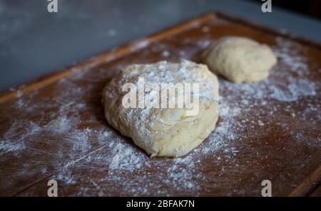 Brotteig auf bemehlten Brett, so dass Brötchen zu Hause. Hausgemacht. Stockfoto