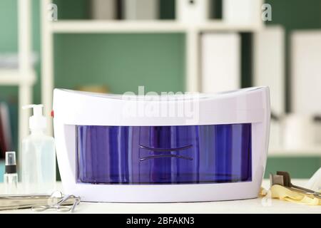 UV-Sterilisator auf dem Tisch in der Klinik Stockfoto