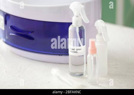 UV-Sterilisator mit Desinfektionsmitteln auf dem Tisch in der Klinik Stockfoto