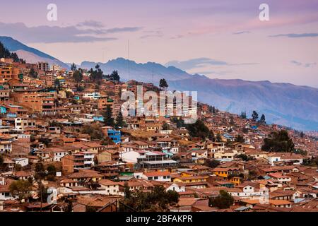 Stadt Cusco mit Bergen im Hintergrund bei Sonnenuntergang, Peru. Stockfoto