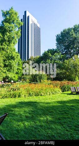 HAMBURG, DEUTSCHLAND - 21. Juli 2019 Blick auf das Radisson Blu Hotel vom Park Planten un Bloomen Stockfoto