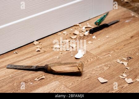 Hausgemachte Holzwerkzeuge unter Sägemehl auf Holzboden Stockfoto