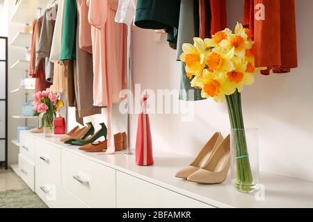 Moderne Garderobe mit stylischer Frühjahrskleidung und Accessoires Stockfoto