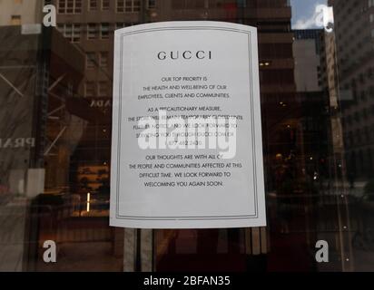 schild im Gucci-Laden auf der Fifth Avenue, dass es wegen des Coronavirus oder der Covid-19-Pandemie vorübergehend geschlossen ist Stockfoto