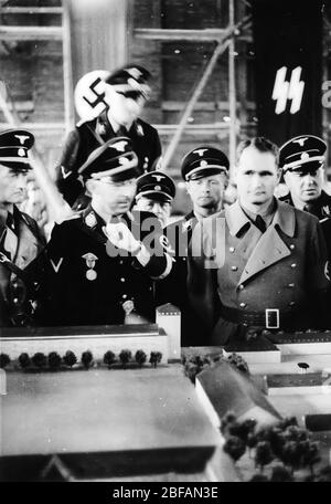 Heinrich Luitpold Himmler 7. Oktober 1900 C 23. Mai 1945) Hier: Himmler und Rudolf Hess in Dachau im Jahre 1936, bei der Besichtigung eines maßstabsgegegegetragenem Modells des Lagers Stockfoto