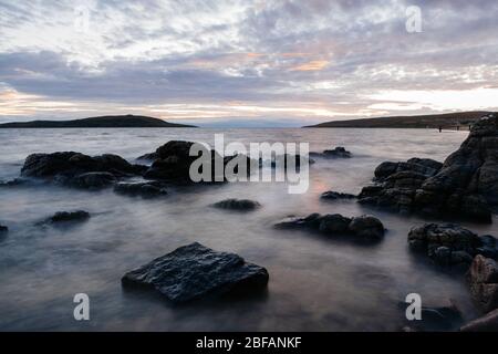 Blick nordwestlich in Richtung Longa Island und Lewis von Big Sand, Gairloch, im Hochland von Schottland. Stockfoto