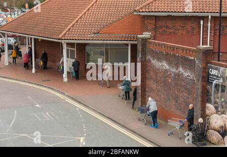 Coronavirus Covid 19 Rush Hour in Trowbridge, Wiltshire, während der Sperrung. Die Leute Schlange vor Tesco, während Straßen und die Stadt sind ziemlich 03/04/20 Stockfoto