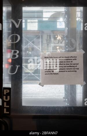 schild am berühmten Restaurant NOBU, 57th Street Lage, besagt, dass es wegen des Coronavirus oder Covid-19 Pandemie geschlossen ist Stockfoto