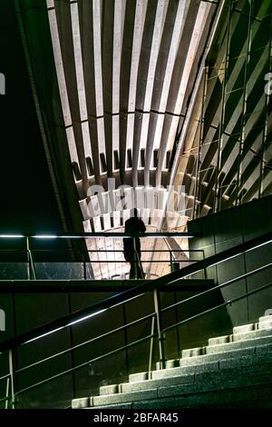 Detail der hölzernen Innenverkleidung und Treppe des Opernhauses bei Nacht. Stockfoto