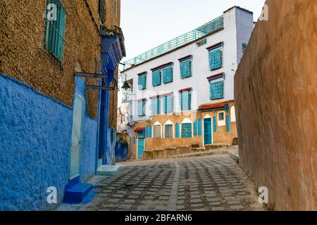 Blau und Weiß farbige Häuser und Gebäude in Chefchaouen Marokko Stockfoto