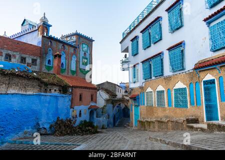 Blau und Weiß farbige Häuser und Gebäude in Chefchaouen Marokko Stockfoto