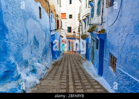 Blaue schmale Straße in Chefchaouen Marokko Stockfoto