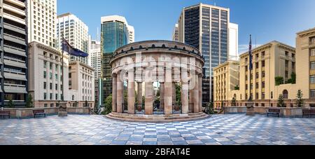 Der ANZAC Square und das Kriegsdenkmal befinden sich zwischen der Ann Street und der Adelaide Street. Stockfoto