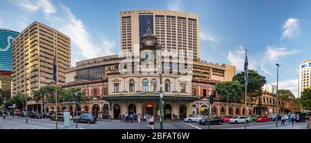 Panoramablick auf den Hauptbahnhof im Stadtzentrum von Brisbane, Australien. Stockfoto