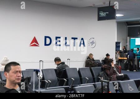 New York City, um 2020: Delta Airlines wartet vor Abflug auf Passagiere im Flugzeug zum Ziel Stockfoto