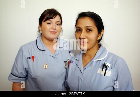 Zwei weibliche Krankenschwestern tragen typische blau-weiße Krankenschwestern Uniform. Stockfoto