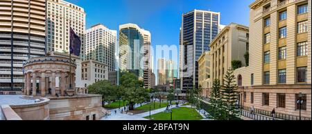 Der ANZAC Square und das Kriegsdenkmal befinden sich zwischen der Ann Street und der Adelaide Street. Stockfoto