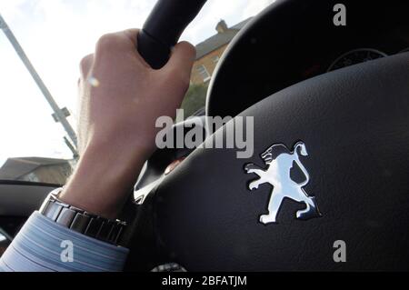 Ein Peugeot-Kunden-Test Autofahren. Stockfoto