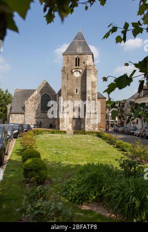 Dorf St Valery sur Somme, Frankreich. Malerischer Blick auf die Église Saint-Martin de Saint-Valery-sur-Somme. Stockfoto