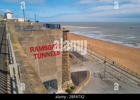 Ramsgate, Großbritannien - April 14 2020 Ramsgate Tunnel neben dem Hauptstrand mit Sand. Sie sind eine Touristenattraktion, die sich um die umgebende, verlassende Eisenbahn herum stützt Stockfoto