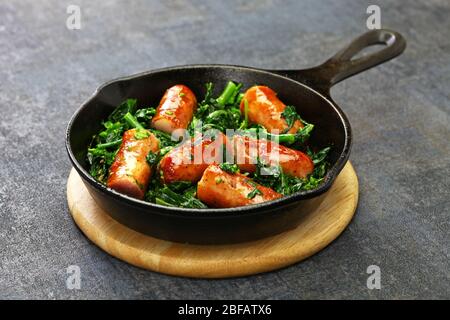 Salsiccia e cime di Rapa, Wurst und geschmorte Tunika-Grüns in Pfanne, süditalienische Küche Stockfoto