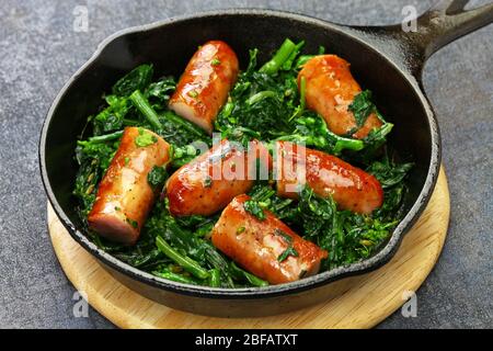 Salsiccia e cime di Rapa, Wurst und geschmorte Tunika-Grüns in Pfanne, süditalienische Küche Stockfoto