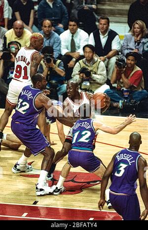 Michael Jordan tritt bei den NBA Finals 1997 gegen Karl Malone und John Stockton vom Utah Jazz an Stockfoto