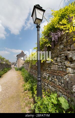 Dorf St Valery sur Somme, Frankreich. Malerischer Blick auf die Rue des fosses von St Valery sur Somme. Stockfoto