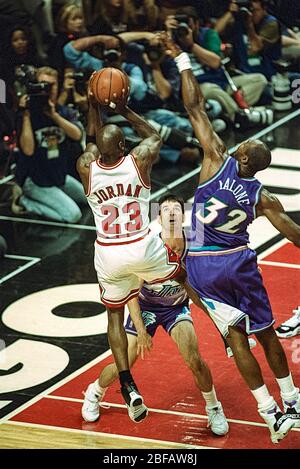 Michael Jordan tritt bei den NBA Finals 1997 gegen Karl Malone und John Stockton vom Utah Jazz an Stockfoto