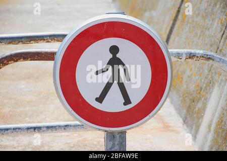 Rot-weißes Schild an einem französischen Hafen Stockfoto